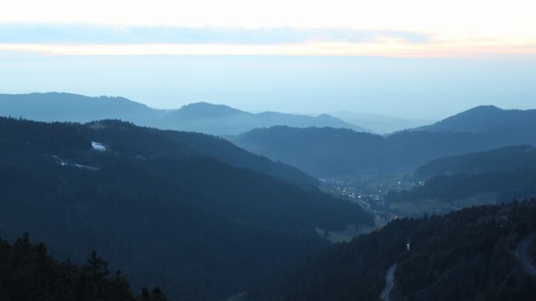 Dieses Bild zeigt eine Webcam-Aufnahme vom Achertal, aufgenommen am Montag, den 09.02.2026 um 18:00 Uhr. Die Temperatur betrug 2.8°C.