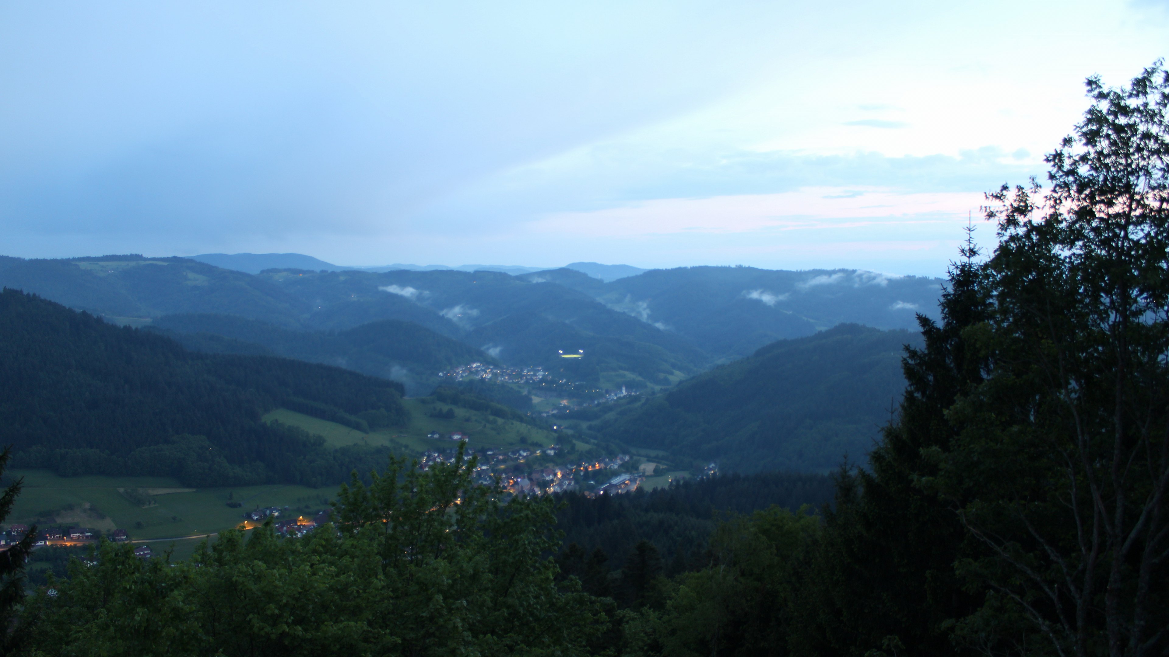 Dieses Bild zeigt eine Webcam-Aufnahme vom Achertal, aufgenommen am Freitag, den 15.05.2026 um 21:30 Uhr. Die Temperatur betrug 4.9°C.
