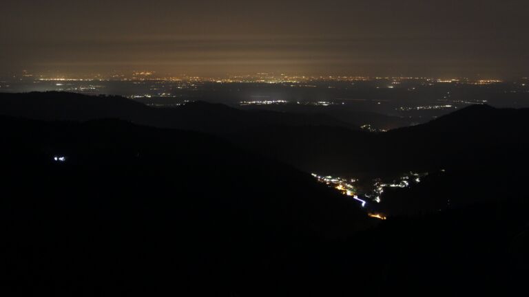 Dieses Bild zeigt eine Webcam-Aufnahme vom Achertal, aufgenommen am Montag, den 09.03.2026 um 00:00 Uhr. Die Temperatur betrug 8.7°C.