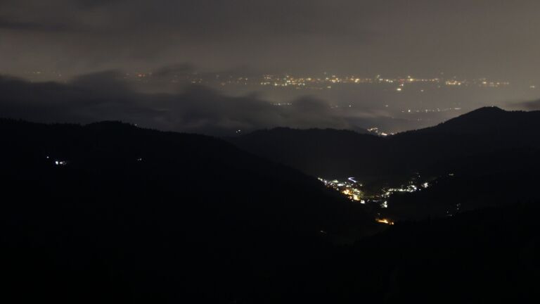 Dieses Bild zeigt eine Webcam-Aufnahme vom Achertal, aufgenommen am Dienstag, den 30.09.2025 um 21:00 Uhr. Die Temperatur betrug 7.3°C.