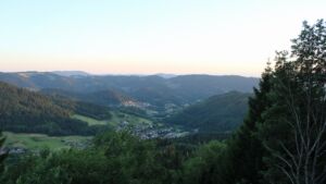 Dieses Bild zeigt eine Webcam-Aufnahme vom Achertal, aufgenommen am Sonntag, den 12.07.2026 um 21:10 Uhr. Die Temperatur betrug 24.6°C.