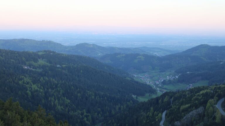 Dieses Bild zeigt eine Webcam-Aufnahme vom Achertal, aufgenommen am Freitag, den 24.04.2026 um 06:30 Uhr. Die Temperatur betrug 9°C.