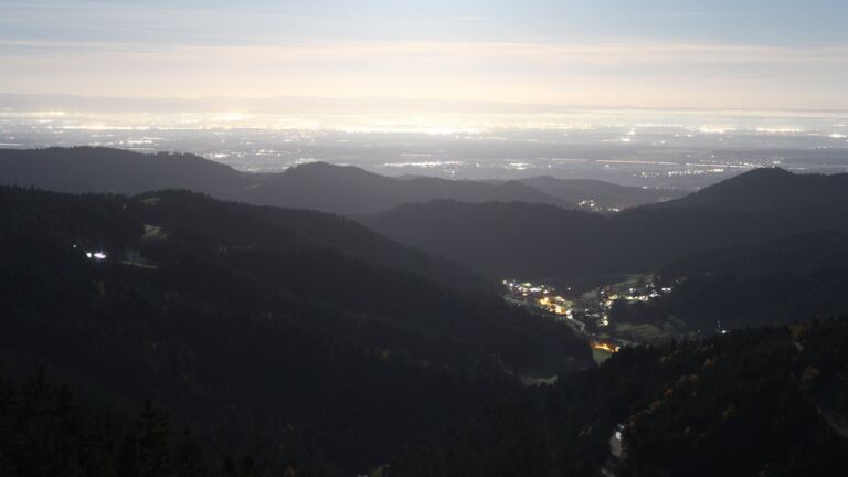 Dieses Bild zeigt eine Webcam-Aufnahme vom Achertal, aufgenommen am Dienstag, den 04.11.2025 um 04:30 Uhr. Die Temperatur betrug 5.9°C.