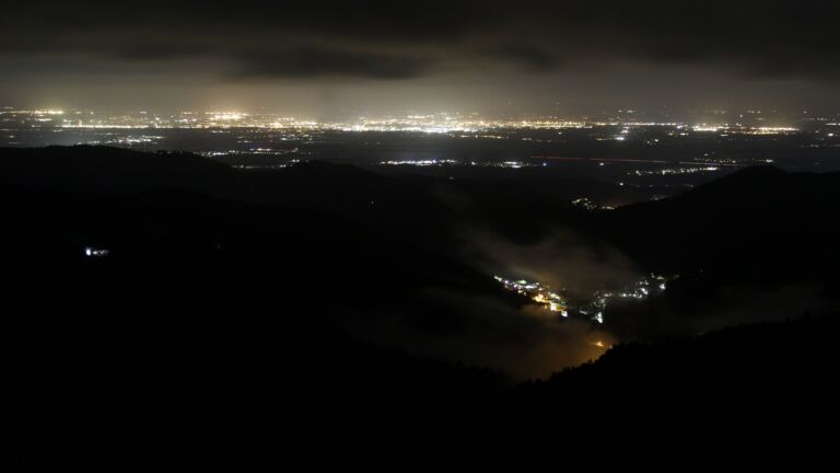 Dieses Bild zeigt eine Webcam-Aufnahme vom Achertal, aufgenommen am Dienstag, den 18.11.2025 um 00:00 Uhr. Die Temperatur betrug -2.8°C.