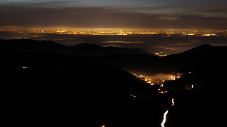 Dieses Bild zeigt eine Webcam-Aufnahme vom Achertal, aufgenommen am Sonntag, den 21.12.2025 um 18:00 Uhr. Die Temperatur betrug 5.9°C.