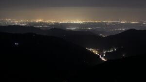 Dieses Bild zeigt eine Webcam-Aufnahme vom Achertal, aufgenommen am Freitag, den 20.03.2026 um 21:00 Uhr. Die Temperatur betrug 5.4°C.