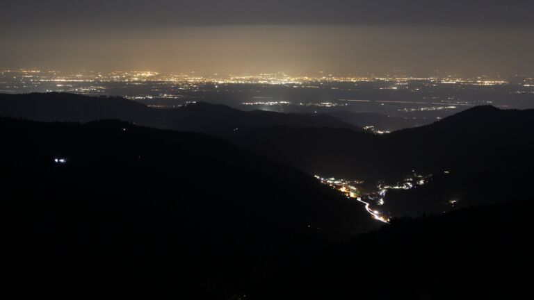 Dieses Bild zeigt eine Webcam-Aufnahme vom Achertal, aufgenommen am Freitag, den 20.03.2026 um 21:00 Uhr. Die Temperatur betrug 5.4°C.