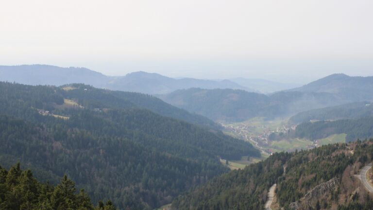 Dieses Bild zeigt eine Webcam-Aufnahme vom Achertal, aufgenommen am Freitag, den 06.03.2026 um 13:50 Uhr. Die Temperatur betrug 14.2°C.