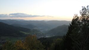 Dieses Bild zeigt eine Webcam-Aufnahme vom Achertal, aufgenommen am Mittwoch, den 28.10.2026 um 17:20 Uhr. Die Temperatur betrug 8.5°C.