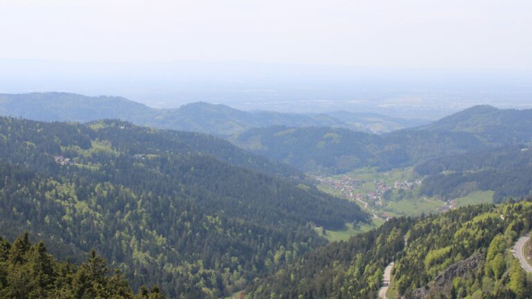 Dieses Bild zeigt eine Webcam-Aufnahme vom Achertal, aufgenommen am Montag, den 27.04.2026 um 14:30 Uhr. Die Temperatur betrug 14.8°C.