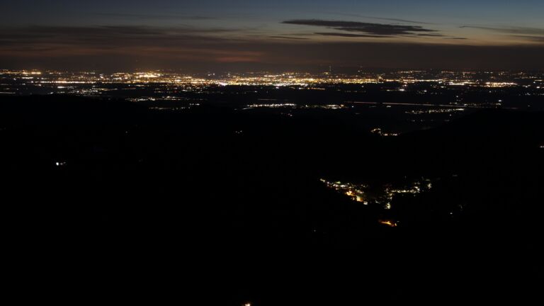 Dieses Bild zeigt eine Webcam-Aufnahme vom Achertal, aufgenommen am Samstag, den 04.04.2026 um 21:20 Uhr. Die Temperatur betrug 7.3°C.