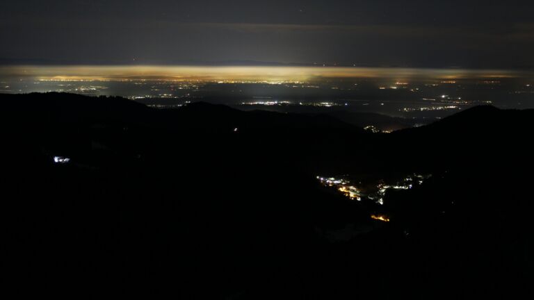 Dieses Bild zeigt eine Webcam-Aufnahme vom Achertal, aufgenommen am Sonntag, den 23.11.2025 um 02:00 Uhr. Die Temperatur betrug -4°C.