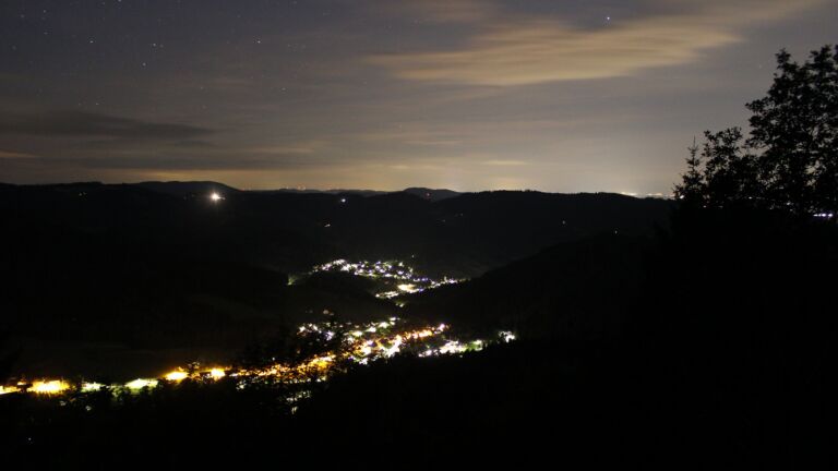 Dieses Bild zeigt eine Webcam-Aufnahme vom Achertal, aufgenommen am Sonntag, den 05.07.2026 um 23:40 Uhr. Die Temperatur betrug 17°C.
