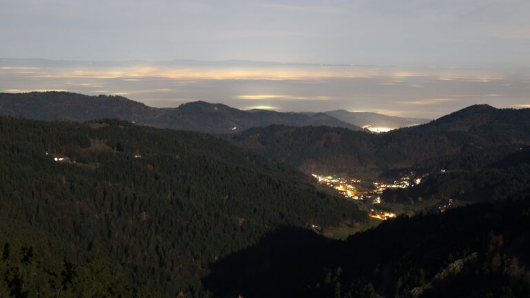 Dieses Bild zeigt eine Webcam-Aufnahme vom Achertal, aufgenommen am Donnerstag, den 06.11.2025 um 19:00 Uhr. Die Temperatur betrug 10.4°C.