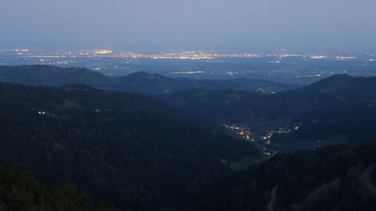 Dieses Bild zeigt eine Webcam-Aufnahme vom Achertal, aufgenommen am Freitag, den 17.04.2026 um 05:50 Uhr. Die Temperatur betrug 9.6°C.