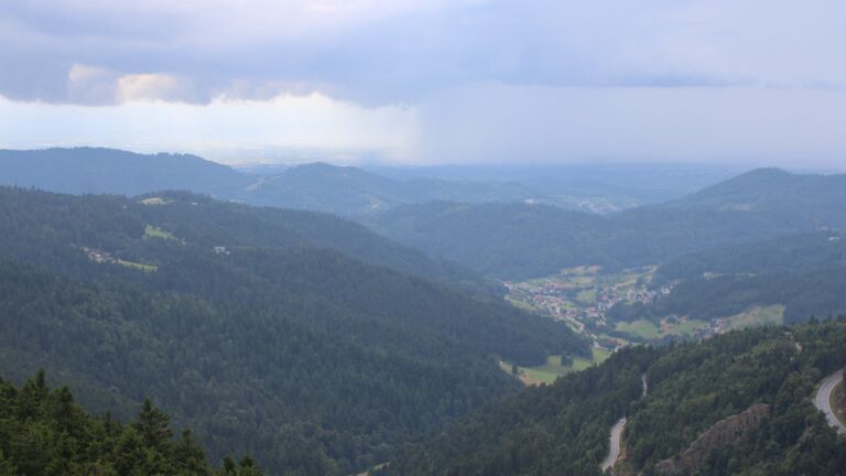 Dieses Bild zeigt eine Webcam-Aufnahme vom Achertal, aufgenommen am Samstag, den 26.07.2025 um 17:20 Uhr. Die Temperatur betrug 14.6°C.