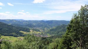 Dieses Bild zeigt eine Webcam-Aufnahme vom Achertal, aufgenommen am Samstag, den 13.06.2026 um 13:30 Uhr. Die Temperatur betrug 21.8°C.
