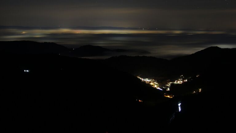 Dieses Bild zeigt eine Webcam-Aufnahme vom Achertal, aufgenommen am Dienstag, den 16.12.2025 um 06:10 Uhr. Die Temperatur betrug 9°C.