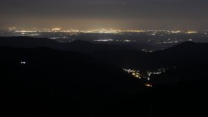 Dieses Bild zeigt eine Webcam-Aufnahme vom Achertal, aufgenommen am Mittwoch, den 25.03.2026 um 00:30 Uhr. Die Temperatur betrug 6.2°C.