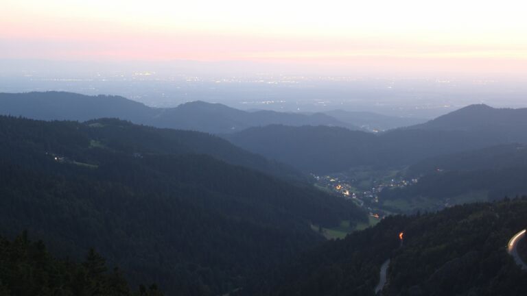 Dieses Bild zeigt eine Webcam-Aufnahme vom Achertal, aufgenommen am Sonntag, den 10.08.2025 um 21:30 Uhr. Die Temperatur betrug 16.9°C.