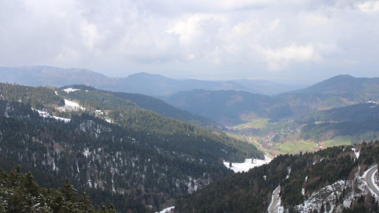 Dieses Bild zeigt eine Webcam-Aufnahme vom Achertal, aufgenommen am Mittwoch, den 01.04.2026 um 12:30 Uhr. Die Temperatur betrug 2.3°C.