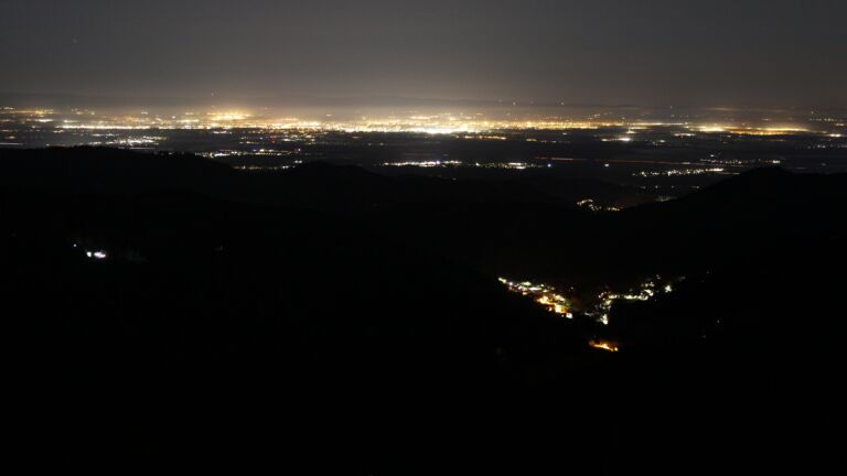 Dieses Bild zeigt eine Webcam-Aufnahme vom Achertal, aufgenommen am Mittwoch, den 12.11.2025 um 00:00 Uhr. Die Temperatur betrug 8.9°C.