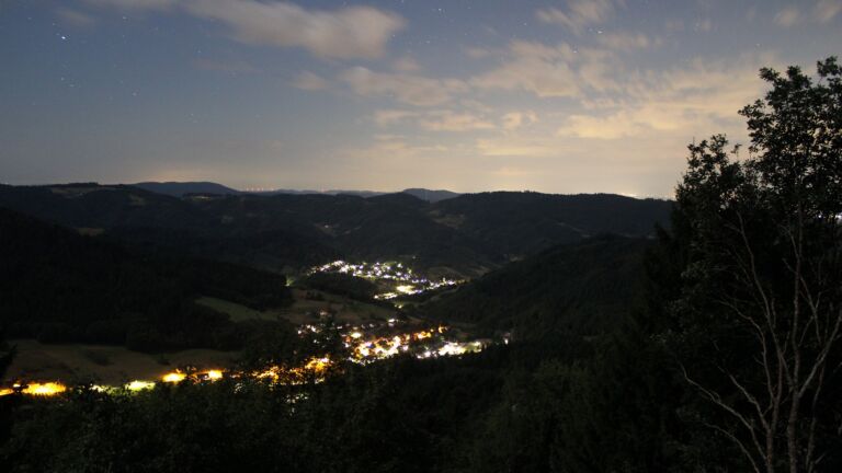 Dieses Bild zeigt eine Webcam-Aufnahme vom Achertal, aufgenommen am Donnerstag, den 06.08.2026 um 04:30 Uhr. Die Temperatur betrug 18.7°C.