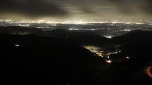 Dieses Bild zeigt eine Webcam-Aufnahme vom Achertal, aufgenommen am Montag, den 17.11.2025 um 19:30 Uhr. Die Temperatur betrug -2.4°C.