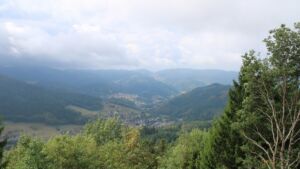 Dieses Bild zeigt eine Webcam-Aufnahme vom Achertal, aufgenommen am Samstag, den 22.08.2026 um 12:10 Uhr. Die Temperatur betrug 13.3°C.