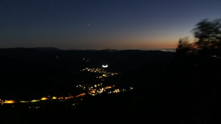 Dieses Bild zeigt eine Webcam-Aufnahme vom Achertal, aufgenommen am Dienstag, den 22.09.2026 um 20:30 Uhr. Die Temperatur betrug 13.7°C.