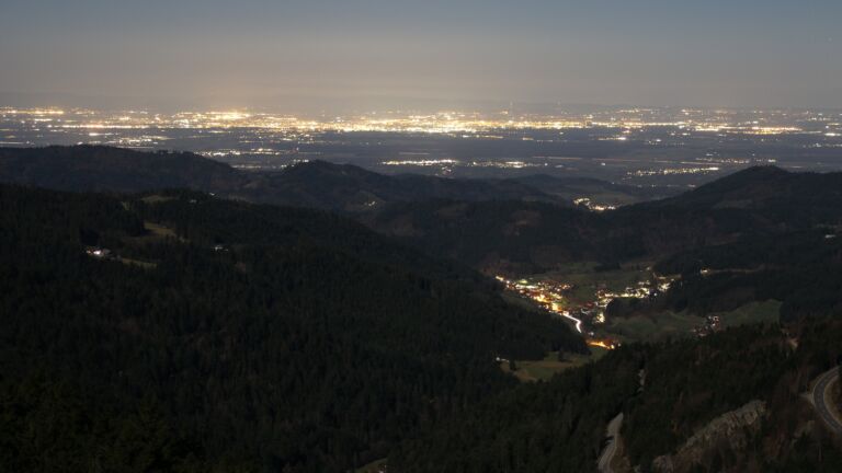 Dieses Bild zeigt eine Webcam-Aufnahme vom Achertal, aufgenommen am Montag, den 02.03.2026 um 21:00 Uhr. Die Temperatur betrug 5.9°C.