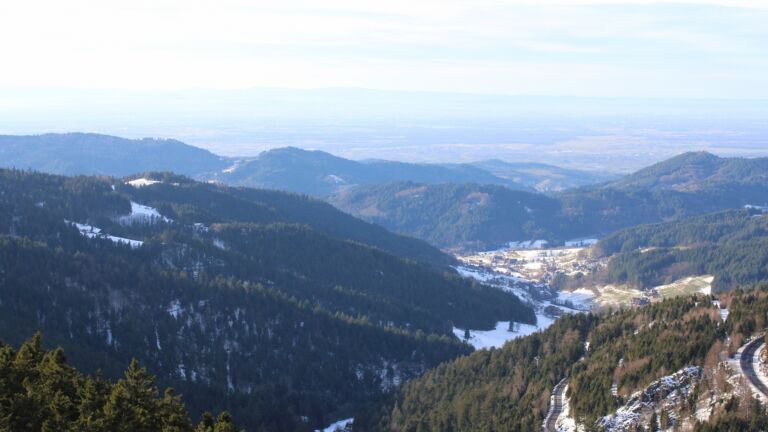 Dieses Bild zeigt eine Webcam-Aufnahme vom Achertal, aufgenommen am Dienstag, den 13.01.2026 um 14:40 Uhr. Die Temperatur betrug 7.6°C.