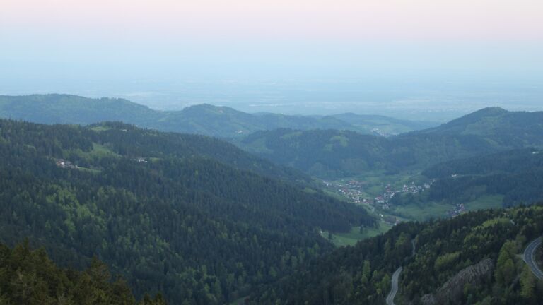 Dieses Bild zeigt eine Webcam-Aufnahme vom Achertal, aufgenommen am Mittwoch, den 30.04.2025 um 06:10 Uhr. Die Temperatur betrug 12.9°C.