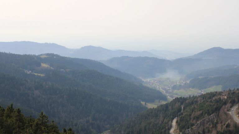 Dieses Bild zeigt eine Webcam-Aufnahme vom Achertal, aufgenommen am Freitag, den 06.03.2026 um 14:40 Uhr. Die Temperatur betrug 14.6°C.