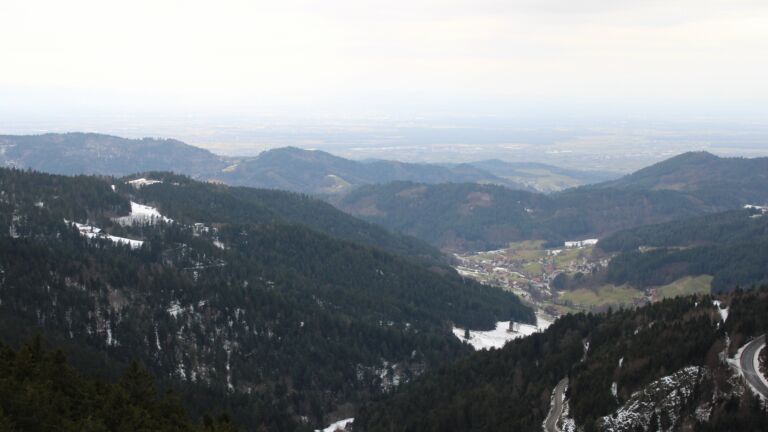 Dieses Bild zeigt eine Webcam-Aufnahme vom Achertal, aufgenommen am Mittwoch, den 14.01.2026 um 13:00 Uhr. Die Temperatur betrug 5.4°C.