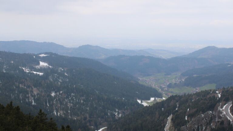 Dieses Bild zeigt eine Webcam-Aufnahme vom Achertal, aufgenommen am Freitag, den 03.04.2026 um 11:30 Uhr. Die Temperatur betrug 2.7°C.