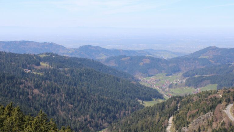 Dieses Bild zeigt eine Webcam-Aufnahme vom Achertal, aufgenommen am Donnerstag, den 09.04.2026 um 13:10 Uhr. Die Temperatur betrug 14.3°C.