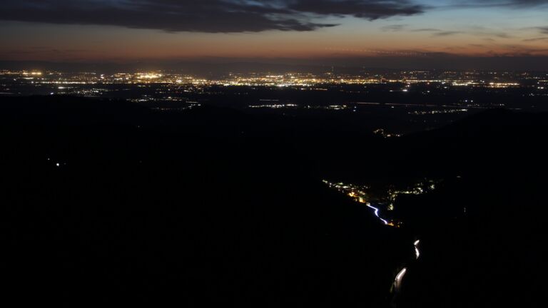 Dieses Bild zeigt eine Webcam-Aufnahme vom Achertal, aufgenommen am Sonntag, den 19.04.2026 um 21:40 Uhr. Die Temperatur betrug 5.8°C.