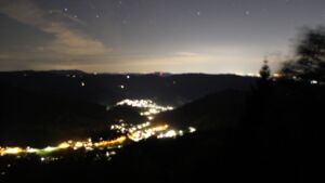 Dieses Bild zeigt eine Webcam-Aufnahme vom Achertal, aufgenommen am Dienstag, den 06.10.2026 um 21:00 Uhr. Die Temperatur betrug 17.2°C.