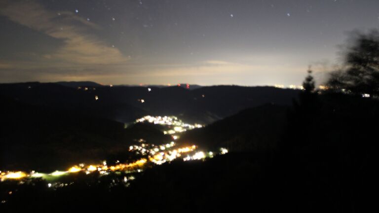 Dieses Bild zeigt eine Webcam-Aufnahme vom Achertal, aufgenommen am Dienstag, den 06.10.2026 um 21:00 Uhr. Die Temperatur betrug 17.2°C.