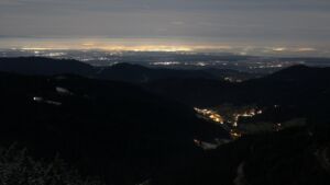 Dieses Bild zeigt eine Webcam-Aufnahme vom Achertal, aufgenommen am Dienstag, den 02.12.2025 um 00:00 Uhr. Die Temperatur betrug -0.8°C.