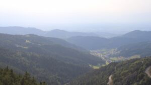 Dieses Bild zeigt eine Webcam-Aufnahme vom Achertal, aufgenommen am Dienstag, den 26.08.2025 um 18:10 Uhr. Die Temperatur betrug 22.7°C.