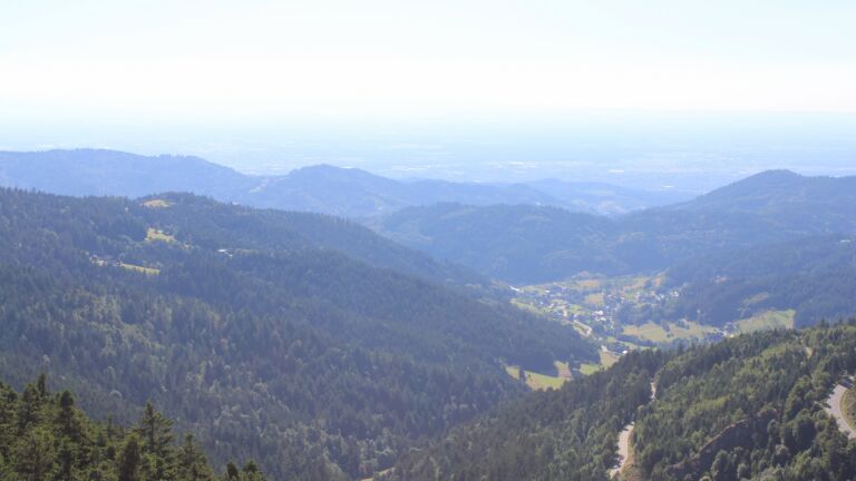 Dieses Bild zeigt eine Webcam-Aufnahme vom Achertal, aufgenommen am Samstag, den 28.06.2025 um 17:40 Uhr. Die Temperatur betrug 23.6°C.