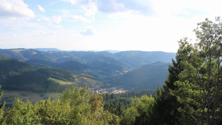 Dieses Bild zeigt eine Webcam-Aufnahme vom Achertal, aufgenommen am Samstag, den 22.08.2026 um 18:20 Uhr. Die Temperatur betrug 22.8°C.