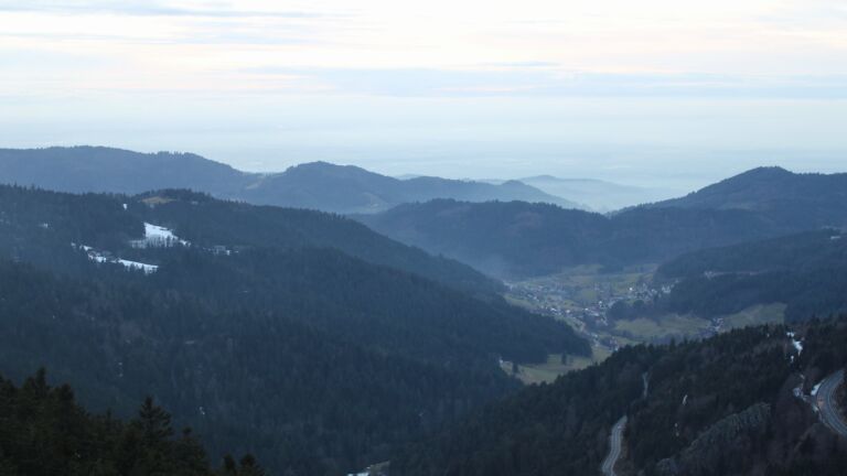 Dieses Bild zeigt eine Webcam-Aufnahme vom Achertal, aufgenommen am Sonntag, den 01.02.2026 um 17:20 Uhr. Die Temperatur betrug 1.9°C.