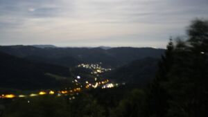 Dieses Bild zeigt eine Webcam-Aufnahme vom Achertal, aufgenommen am Freitag, den 25.09.2026 um 02:00 Uhr. Die Temperatur betrug 10.7°C.
