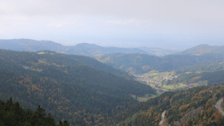 Dieses Bild zeigt eine Webcam-Aufnahme vom Achertal, aufgenommen am Montag, den 13.10.2025 um 13:50 Uhr. Die Temperatur betrug 7.5°C.