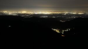 Dieses Bild zeigt eine Webcam-Aufnahme vom Achertal, aufgenommen am Donnerstag, den 09.04.2026 um 22:30 Uhr. Die Temperatur betrug 12.3°C.