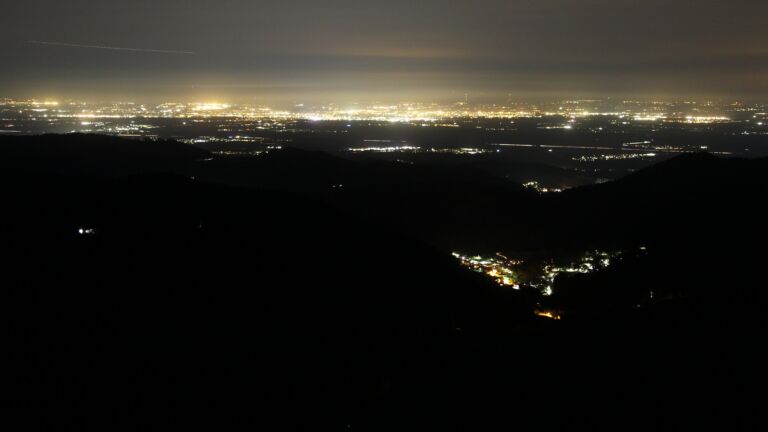 Dieses Bild zeigt eine Webcam-Aufnahme vom Achertal, aufgenommen am Donnerstag, den 09.04.2026 um 22:30 Uhr. Die Temperatur betrug 12.3°C.