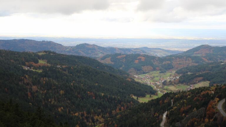 Dieses Bild zeigt eine Webcam-Aufnahme vom Achertal, aufgenommen am Dienstag, den 28.10.2025 um 15:40 Uhr. Die Temperatur betrug 5.7°C.